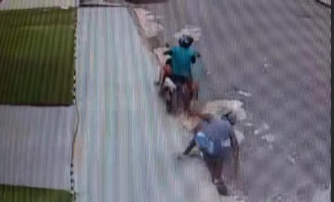 Atrapalhados: assaltante cai de moto após assaltar mulher no Vila Ivonete